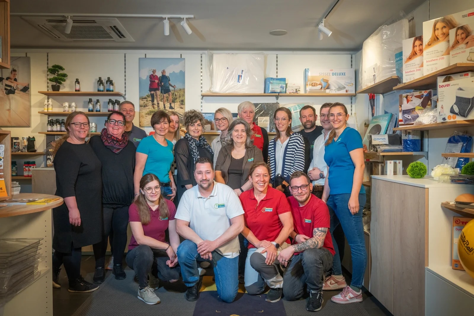 Das Team des Sanitätshauses Sußbauer vor der Filiale